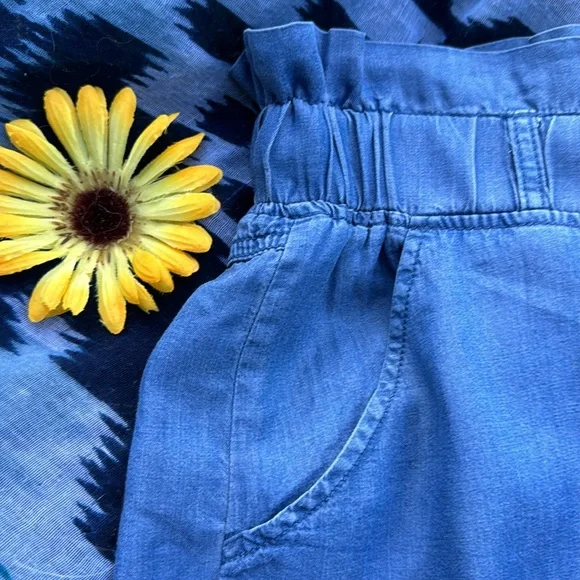 🌺 THREAD & SUPPLY; Ruffle Waist - Stretchy Light Blue Jean Style Shorts; Sz. XL - Picture 5 of 9